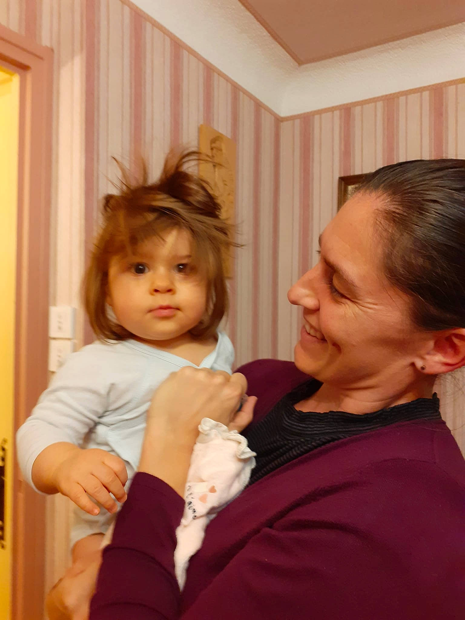 Lucile participe au concours pour gagner de l'argent avec cette photo : arm, blond, cheek, child, comfort, curtain, ear, event, fun, gesture, hair, happy, interaction, iris, jewellery, joint, joy, person, shoulder, skin
