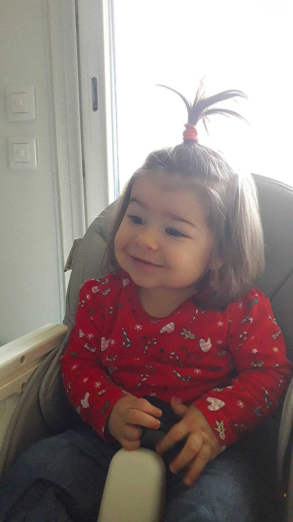 Lucile participe au concours pour gagner de l'argent avec cette photo : baby_toddler_clothing, cheek, child, comfort, door, eye, facial_expression, finger, fun, hand, happy, human_body, joy, lip, nose, organ, person, skin, sleeve, smile