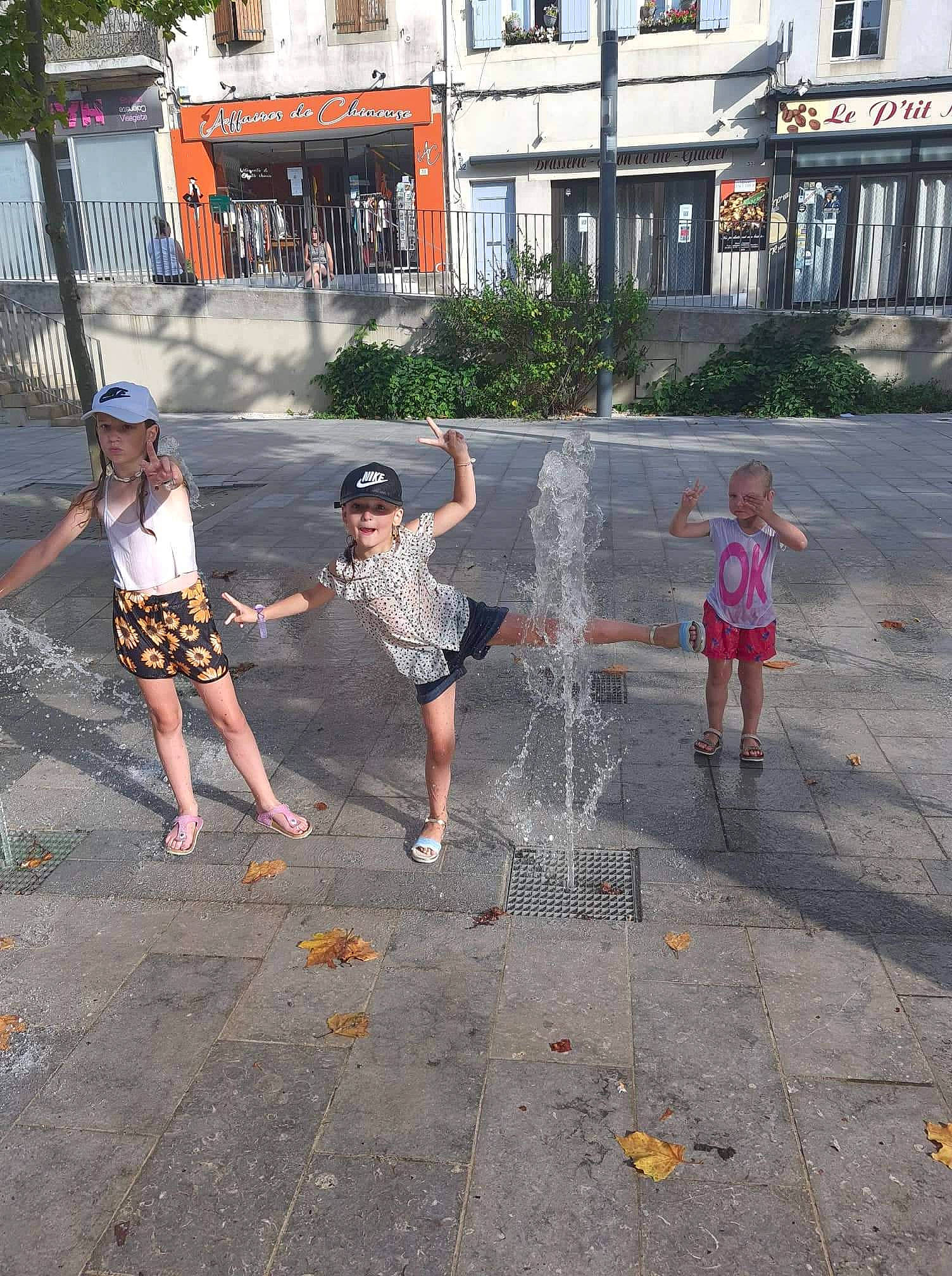 Maelis participe au concours pour gagner de l'argent avec cette photo : asphalt, building, city, concrete, fun, headwear, human_settlement, joy, leg, leisure, pedestrian, person, plant, public_space, recreation, road, road_surface, shorts, sidewalk, summer