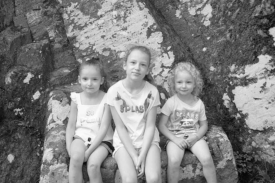 Maelis a rejoint le concours — aidez-le/la à gagner de superbes lots ! black, black_and_white, child, flash_photography, fun, grass, happy, joy, leisure, monochrome, monochrome_photography, people_in_nature, person, photograph, rock, shorts, sitting, standing, stock_photography, style