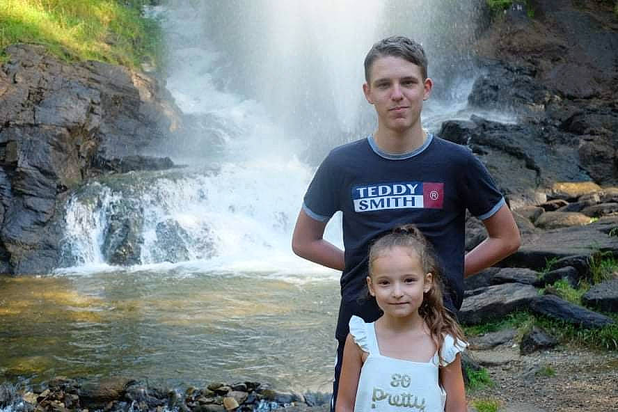 Maelis a rejoint le concours — aidez-le/la à gagner de superbes lots ! body_of_water, chute, fluvial_landforms_of_streams, fun, hair, happy, human, joy, leisure, natural_landscape, nature, person, plant, spring, t_shirt, travel, tree, water, water_resources, watercourse