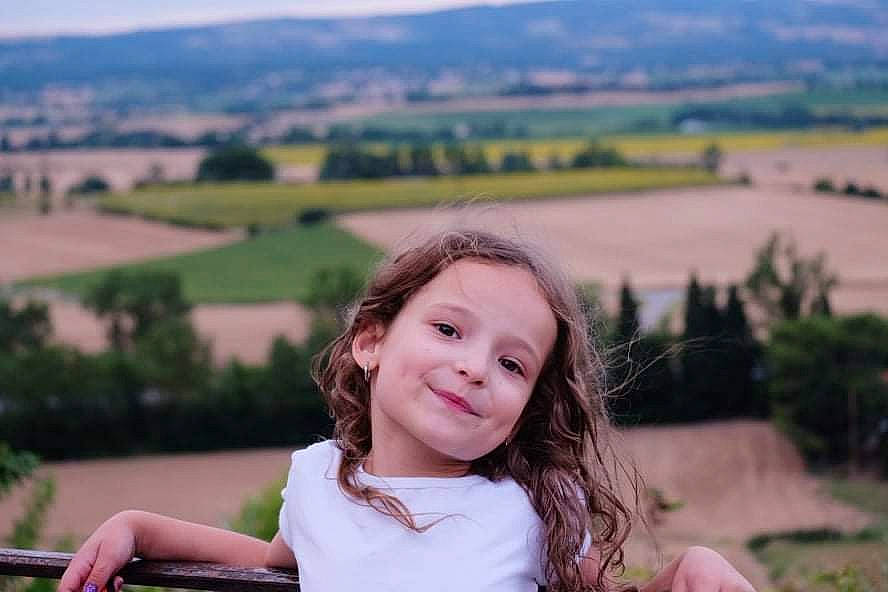 Maelis participe au concours pour gagner de l'argent avec cette photo : flash_photography, fun, grass, grass_family, grassland, happy, hill, joy, landscape, leisure, long_hair, morning, nature, people_in_nature, person, plant, smile, summer, sunlight, toddler