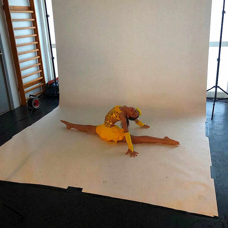 Romane a rejoint le concours — aidez-le/la à gagner de superbes lots ! art, balance, ceiling, chair, comfort, door, floor, flooring, hardwood, human_leg, knee, laminate_flooring, orange, physical_fitness, plywood, room, stuffed_toy, toy, wood, wood_flooring