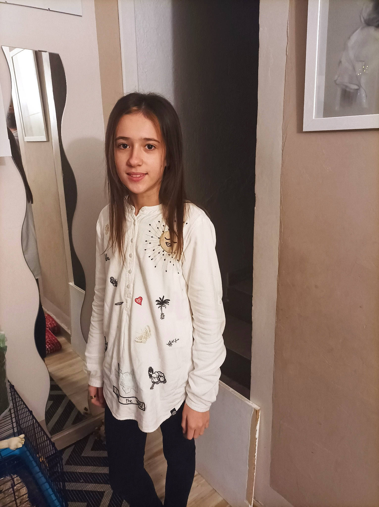 Romane participe au concours pour gagner de l'argent avec cette photo : blazer, brown_hair, button, collar, dress_shirt, eyewear, fashion_accessory, fashion_design, formal_wear, jewellery, joy, knee, long_hair, necklace, person, sleeve, smile, suit, thigh, uniform