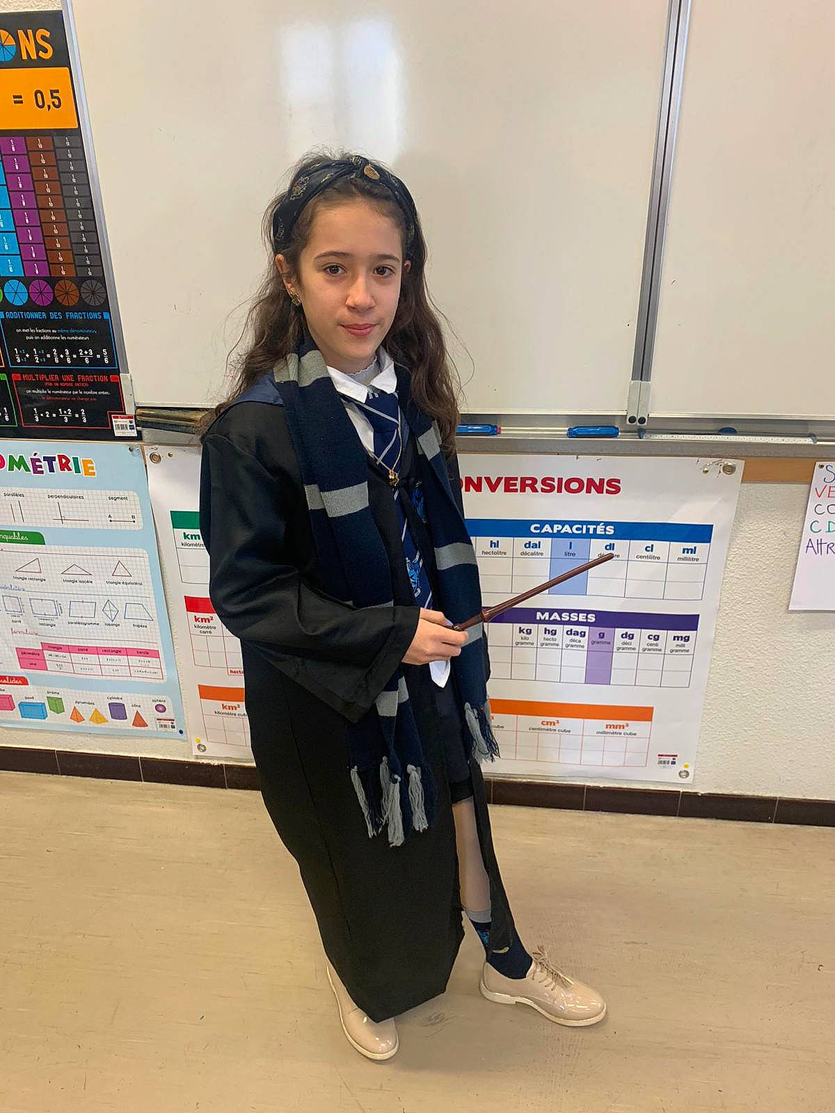 Romane a rejoint le concours — aidez-le/la à gagner de superbes lots ! blazer, child, electric_blue, employment, event, fashion_design, flooring, fun, job, knee, machine, person, recreation, room, school, school_uniform, sportswear, standing, uniform