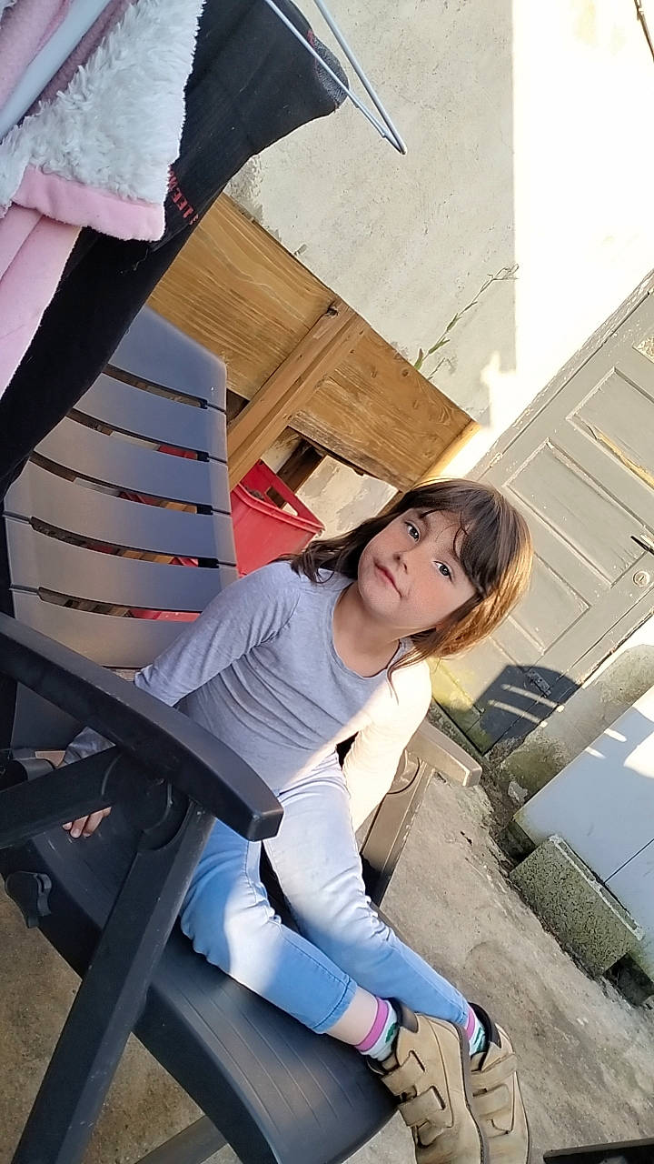 Gabrielle participe au concours pour gagner de l'argent avec cette photo : automotive_design, beauty, belt, denim, eyewear, fashion_accessory, fashion_design, flash_photography, fun, human_leg, knee, leisure, person, photo_shoot, portrait_photography, sitting, sportswear, t_shirt, thigh, travel