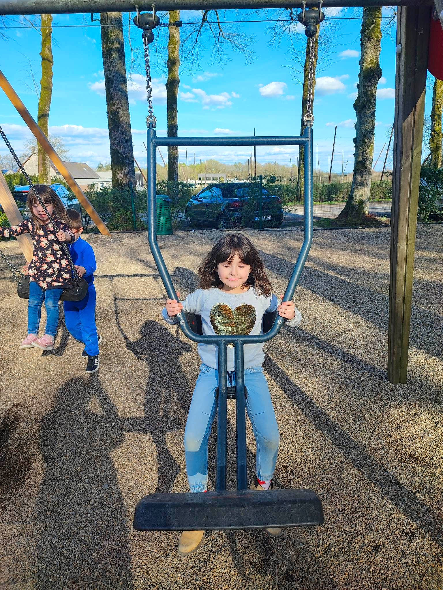 Gabrielle participe au concours pour gagner de l'argent avec cette photo : automotive_tire, automotive_wheel_system, city, cloud, electric_blue, fun, leisure, outdoor_play_equipment, person, plant, play, playground, pole, recreation, sky, soil, swing, tire, toddler, travel
