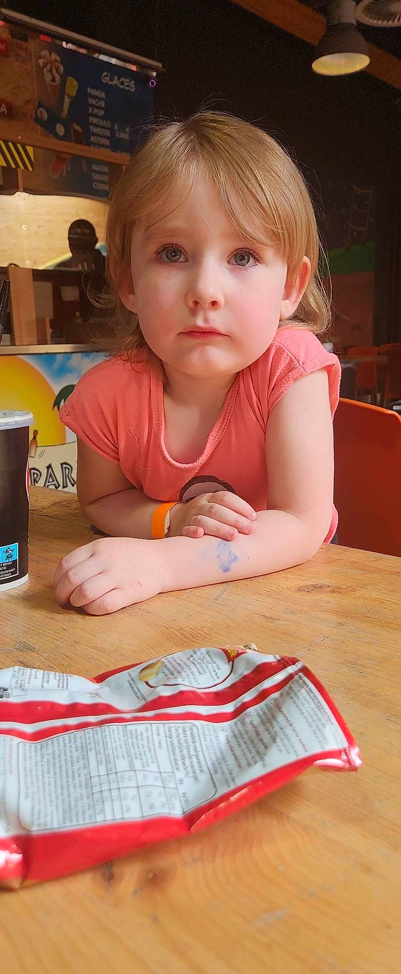 Laura participe au concours pour gagner de l'argent avec cette photo : baby, baby_toddler_clothing, chair, child, fun, homework, learning, leisure, nail, person, play, room, sitting, table, tableware, thumb, tin_can, toddler, wood, writing