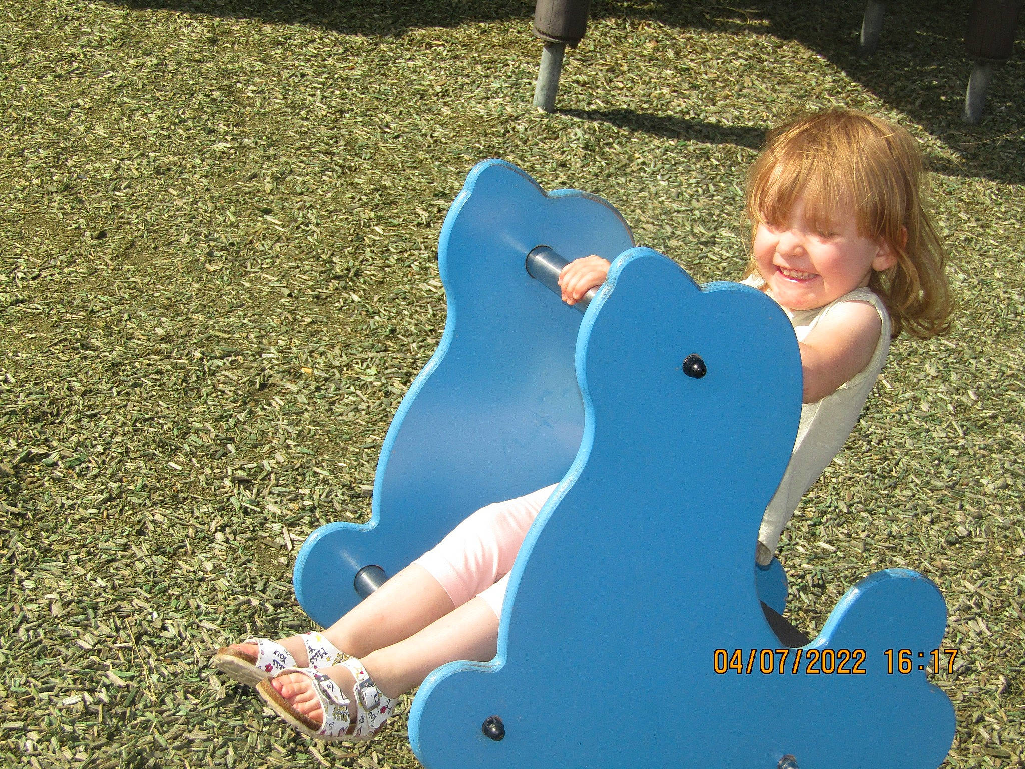 Laura participe au concours pour gagner de l'argent avec cette photo : child, city, dress, electric_blue, foot, fun, gesture, grass, happy, human_leg, joy, leisure, nail, outdoor_play_equipment, people_in_nature, person, play, playground, recreation, sitting