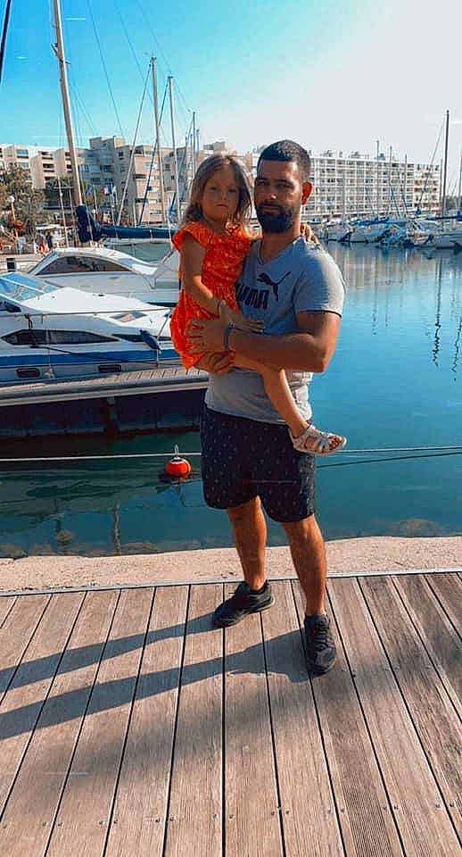 Tshency participe au concours pour gagner de l'argent avec cette photo : boardwalk, boats_and_boating_equipment_and_supplies, dock, fun, happy, horizon, human_leg, lake, leisure, nonbuilding_structure, person, recreation, shorts, sky, smile, summer, thigh, travel, water, watercraft