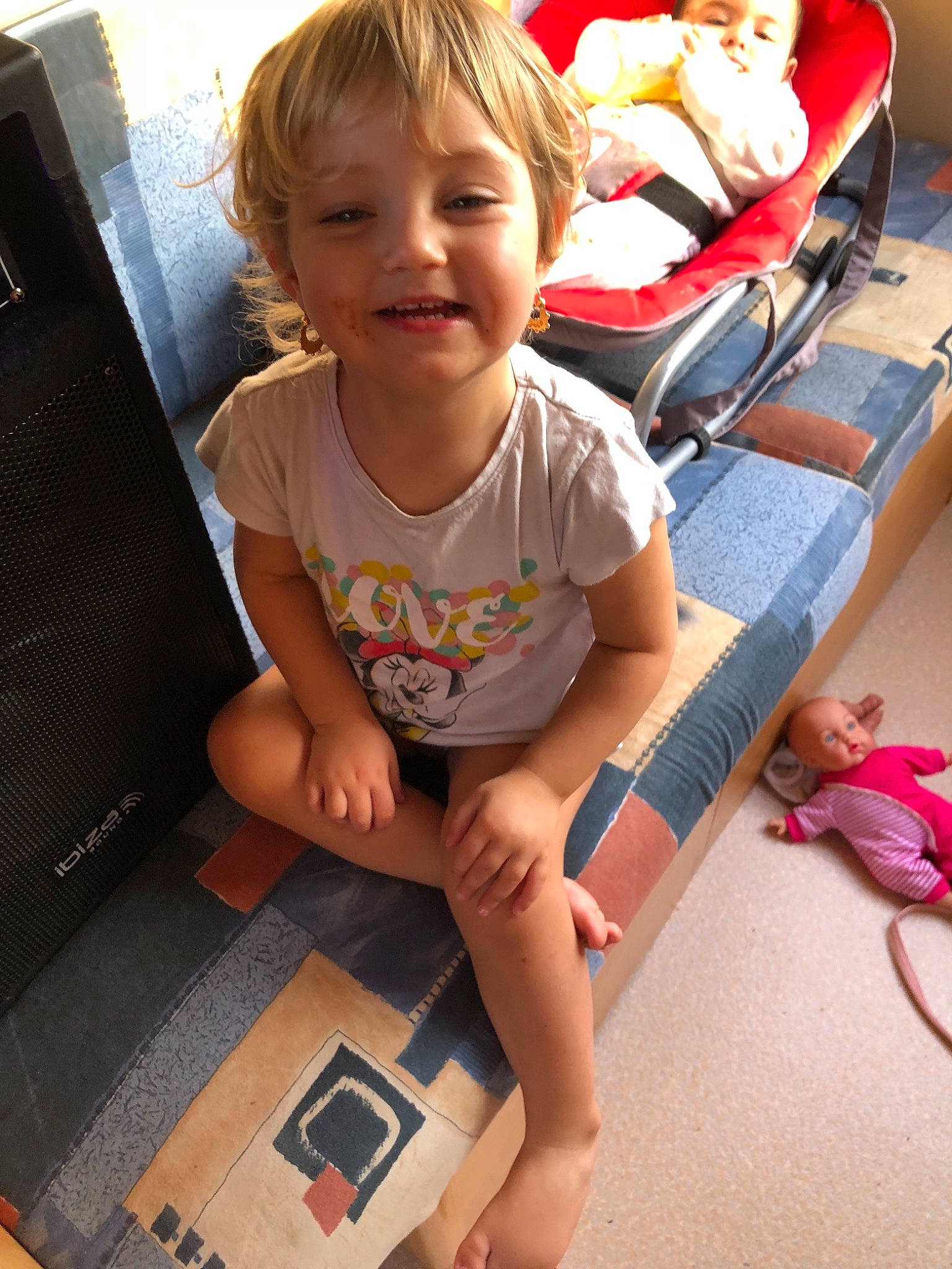 Tshency participe au concours pour gagner de l'argent avec cette photo : arm, child, day, finger, fun, girl, hand, infant, joy, leg, person, play, product, sitting, skin, thigh, toddler