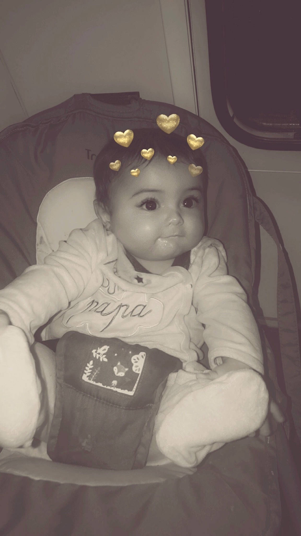 Jimmy a rejoint le concours — aidez-le/la à gagner de superbes lots ! beauty, black, cheek, child, eye, face, girl, hair_accessory, head, human, infant, nose, person, photograph, product, sitting, skin, snapshot, toddler, white