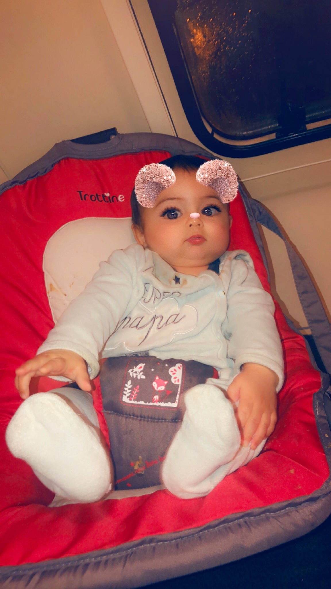 Jimmy a rejoint le concours — aidez-le/la à gagner de superbes lots ! baby_products, child, cool, day, eye, fun, girl, infant, person, pink, product, red, sitting, skin, textile, toddler