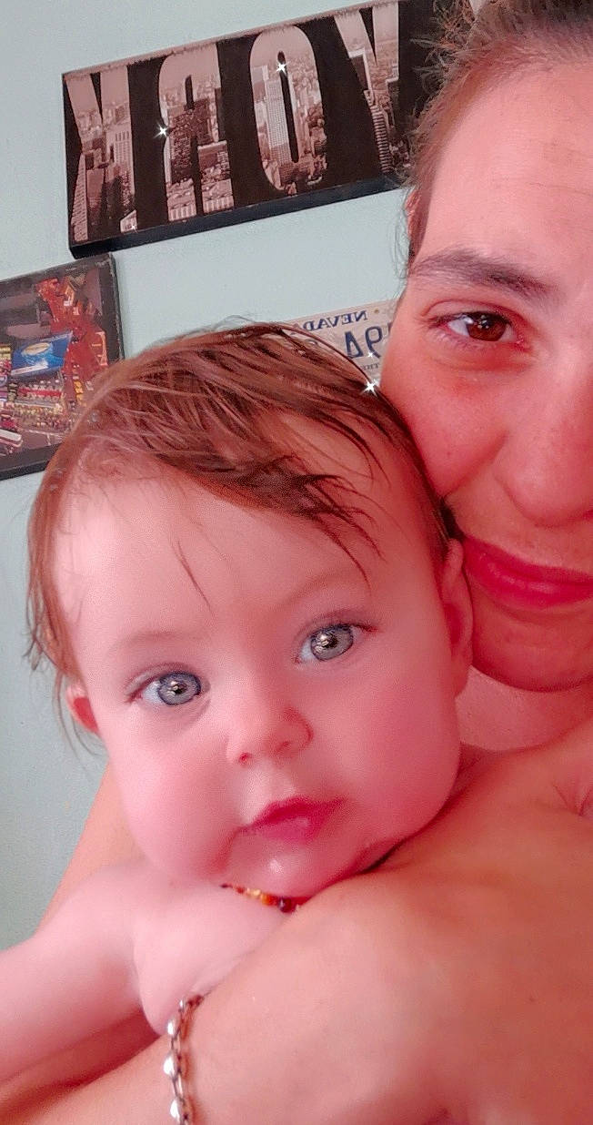 Abby a rejoint le concours — aidez-le/la à gagner de superbes lots ! arm, cheek, chin, ear, eye, eyebrow, eyelash, facial_expression, forehead, hair, hairstyle, hand, joy, lip, mouth, muscle, neck, nose, person, shoulder