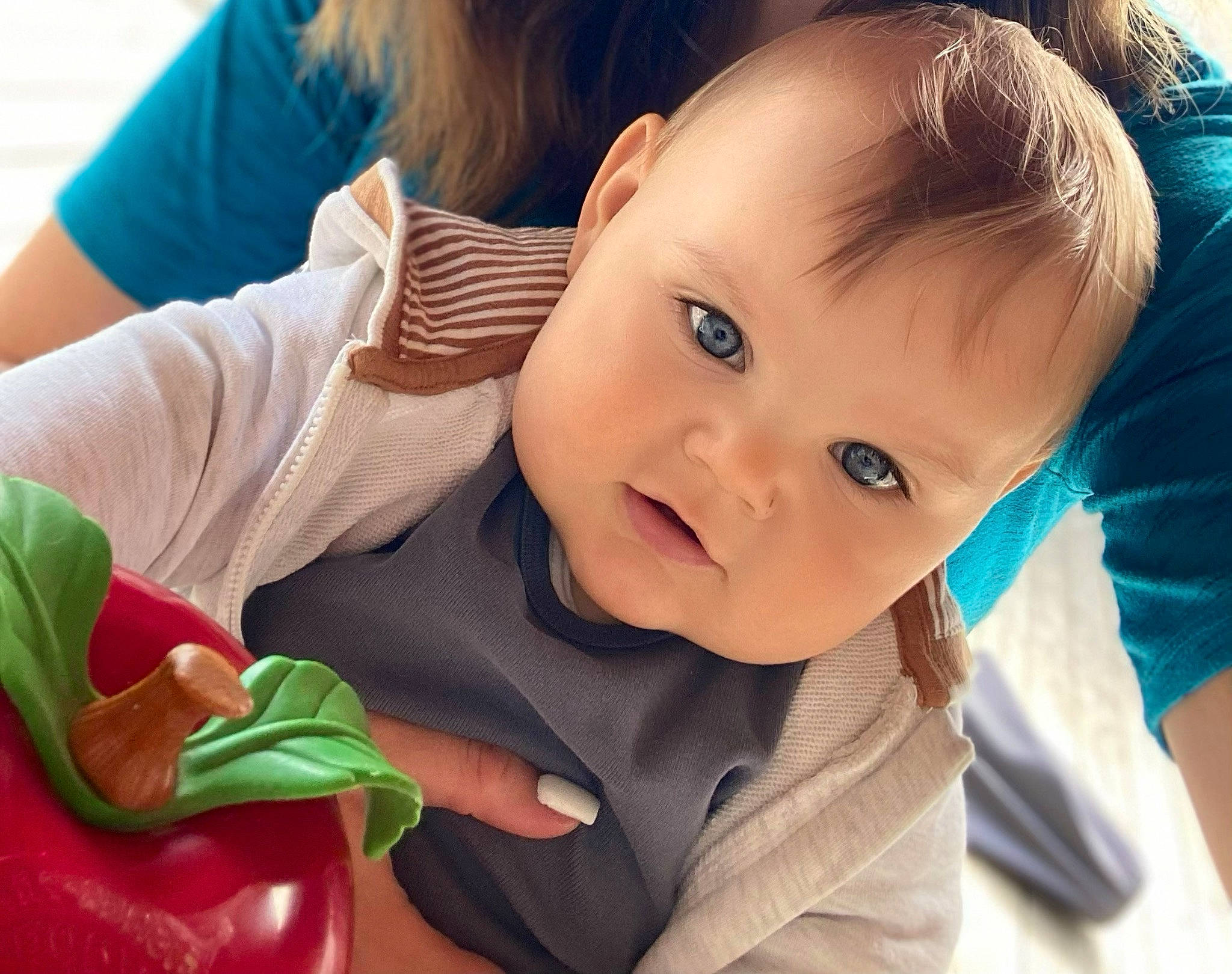 Sayann participe au concours pour gagner de l'argent avec cette photo : baby, baby_toddler_clothing, cheek, chin, eyelash, finger, fun, gesture, grass, hair, hand, happy, iris, lip, mouth, nose, person, product, skin, sleeve