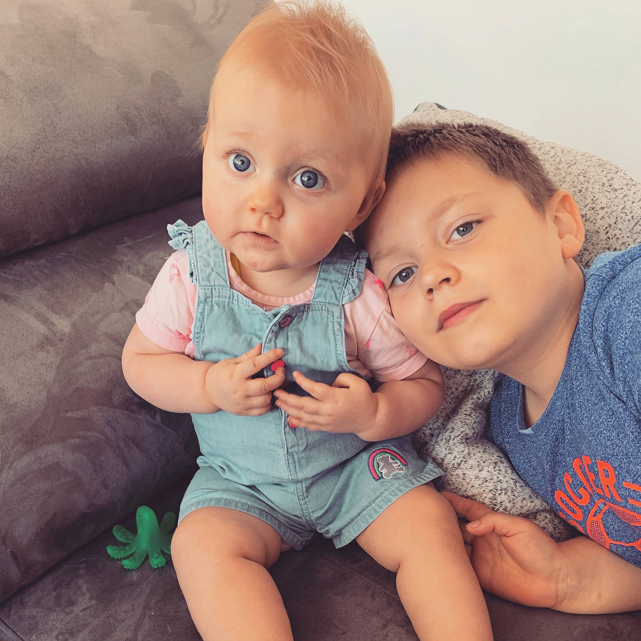 Ghjulia a rejoint le concours — aidez-le/la à gagner de superbes lots ! baby, baby_toddler_clothing, cheek, chin, comfort, cool, couch, eye, gesture, happy, human, human_body, iris, leg, neck, nose, person, skin, sleeve, smile