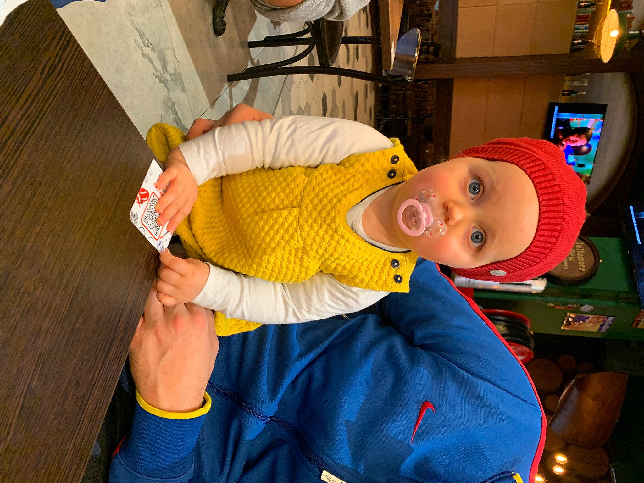 Ghjulia a rejoint le concours — aidez-le/la à gagner de superbes lots ! animation, chair, child, costume, fun, hat, headwear, human_leg, knee, machine, mascot, orange, person, room, surprise, t_shirt, thigh, thumb, toy, under_exposed