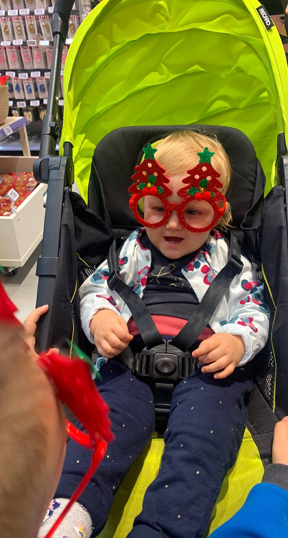 Ghjulia a rejoint le concours — aidez-le/la à gagner de superbes lots ! baby, carmine, child, costume, event, eyewear, facial_expression, fictional_character, fun, glove, green, headgear, headwear, mask, masque, person, personal_protective_equipment, product, public_event, public_space