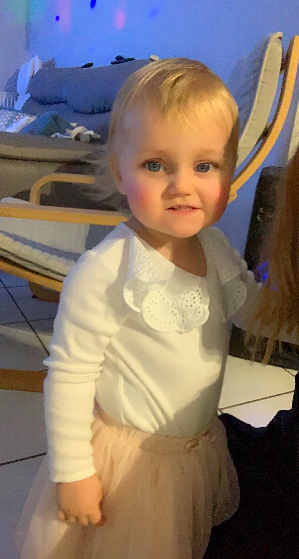 Ghjulia a rejoint le concours — aidez-le/la à gagner de superbes lots ! baby, baby_toddler_clothing, cheek, dress, eye, face, gesture, hair, happy, head, human_body, iris, neck, person, shoulder, skin, sleeve, smile, toddler, trunk