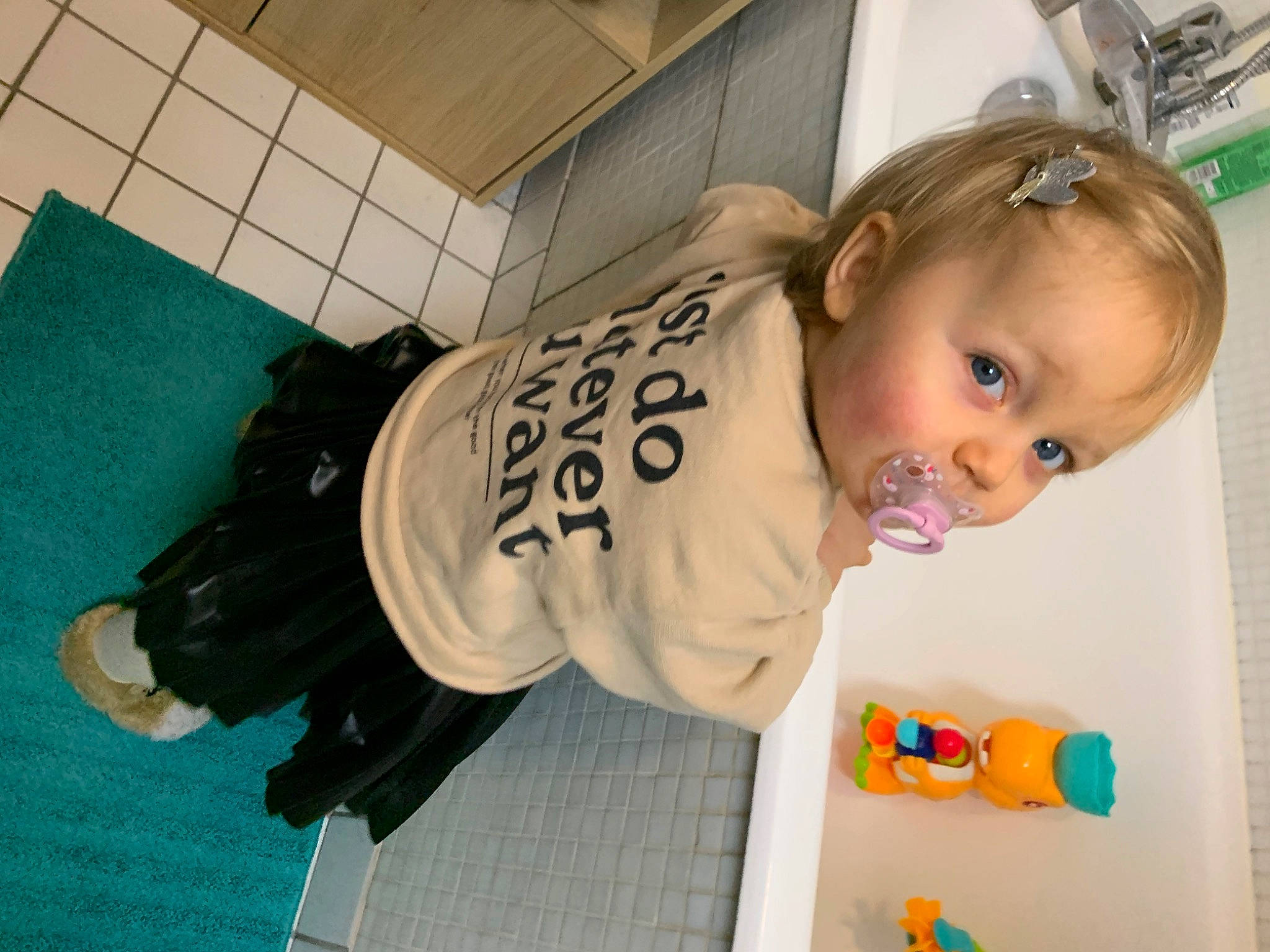 Ghjulia a rejoint le concours — aidez-le/la à gagner de superbes lots ! baby, baby_products, baby_safety, baby_toddler_clothing, baby_toys, cheek, child, floor, flooring, fun, person, room, sleeve, sock, toddler