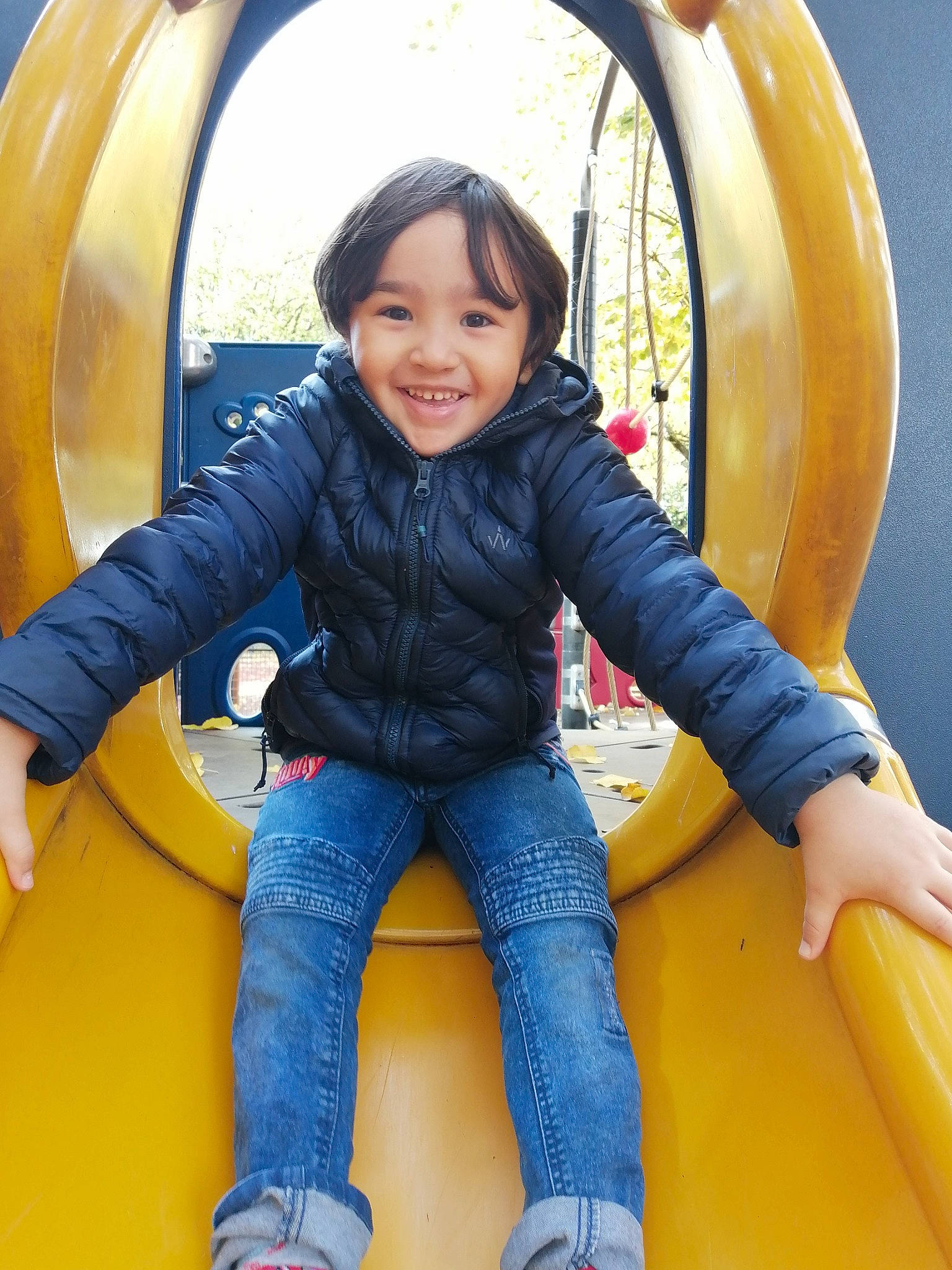 Yacine a rejoint le concours — aidez-le/la à gagner de superbes lots ! beauty, child, clothing, comfort, electric_blue, fun, hair, happy, jeans, joy, leisure, organ, person, photograph, playground, product, recreation, sitting, smile, toddler