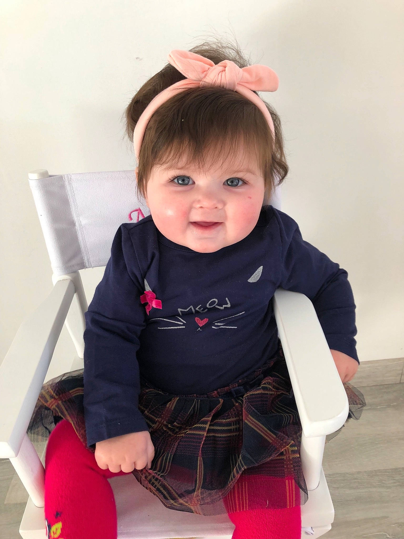 Nina a rejoint le concours — aidez-le/la à gagner de superbes lots ! baby, beauty, child, child_model, costume, ear, fashion_accessory, hair_accessory, hairstyle, head, headband, leg, person, pink, play, sitting, skin, sleeve, smile, toddler