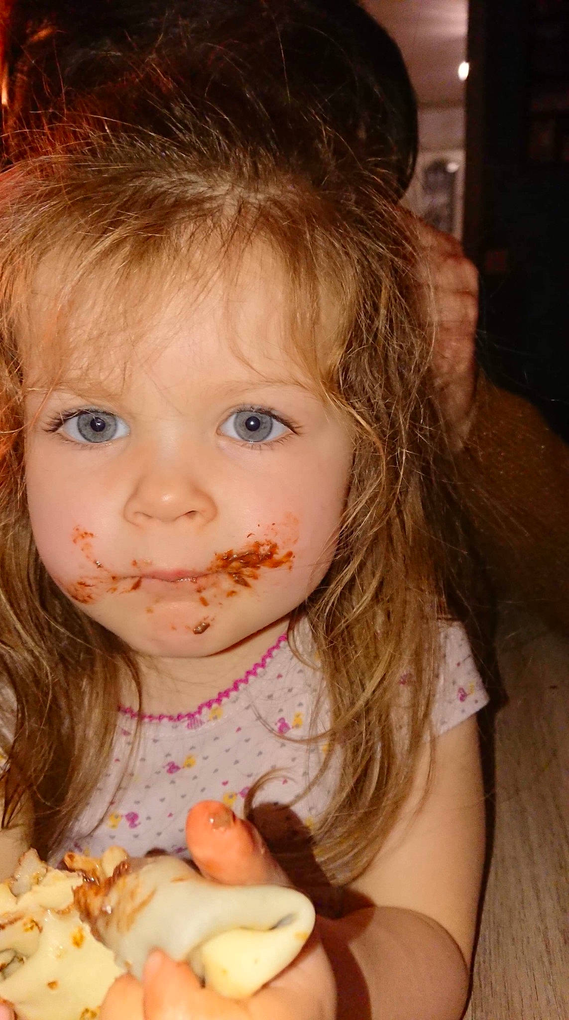 Nina a rejoint le concours — aidez-le/la à gagner de superbes lots ! baby, baby_playing_with_food, brown_hair, cheek, child, comfort_food, eating, eye, eyebrow, eyelash, food_craving, hairstyle, iris, mouth, nose, person, sweetness, taste, toddler