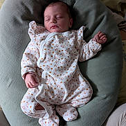 Amandine participe au concours pour gagner de l'argent avec cette photo : baby, newborn, infant, sleeping, pillow, onesie, blanket, cozy, indoor, soft_texture, pattern, hands, feet, portrait, peaceful, bedding, fabric, resting, cute, closeup