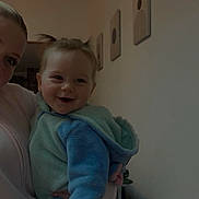 Sky a rejoint le concours — aidez-le/la à gagner de superbes lots ! baby, child, smiling, pigtails, fleece, pajamas, adult, person, indoor, wall, painting, home, holding, happy, cute, face, portrait, cozy, clothing, infant