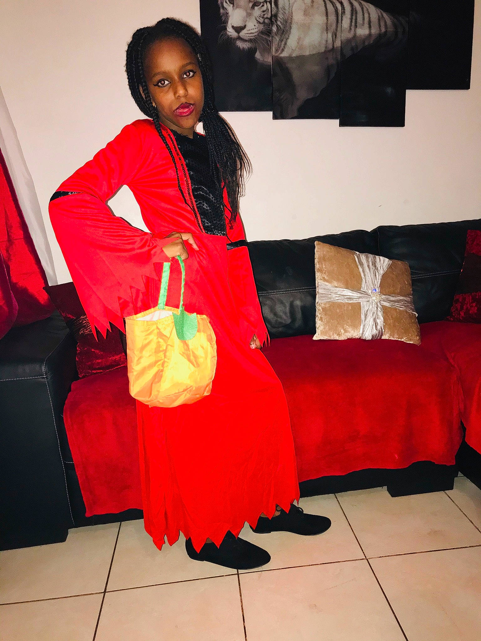 Jessica participe au concours pour gagner de l'argent avec cette photo : black_hair, costume, outerwear, person, red