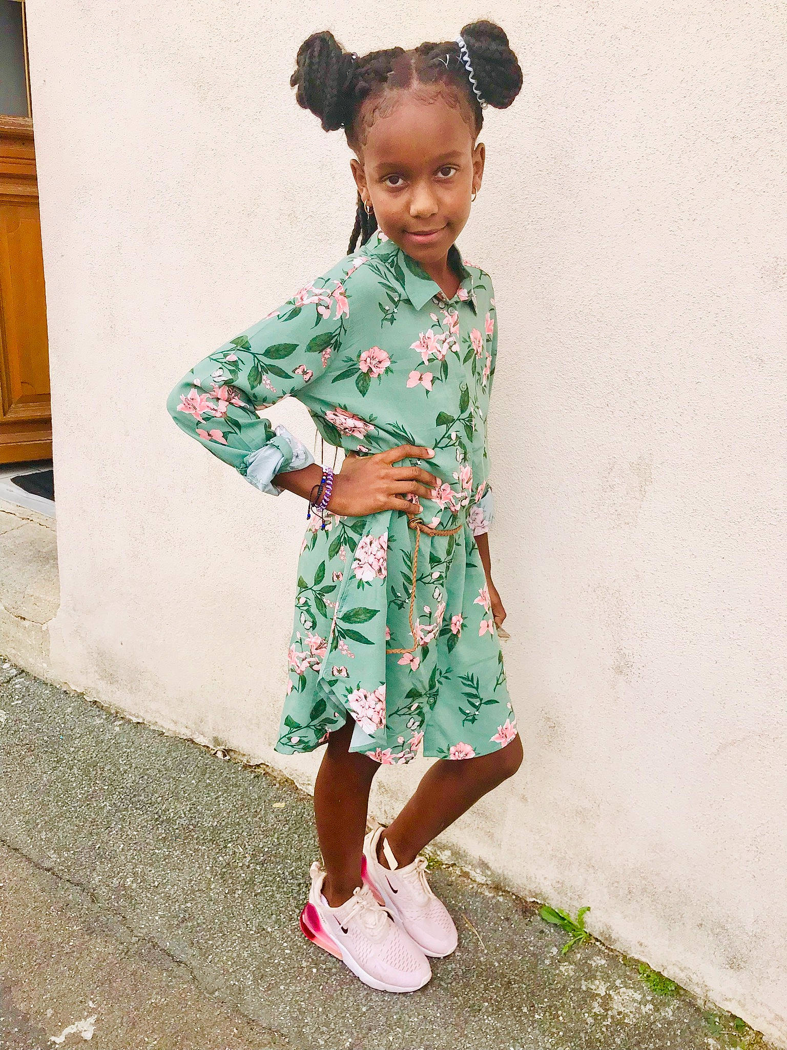 Jessica participe au concours pour gagner de l'argent avec cette photo : child, child_model, clothing, costume, dress, fashion, footwear, hairstyle, kimono, outerwear, pattern, person, plant, shoe, sleeve, toddler, vintage_clothing