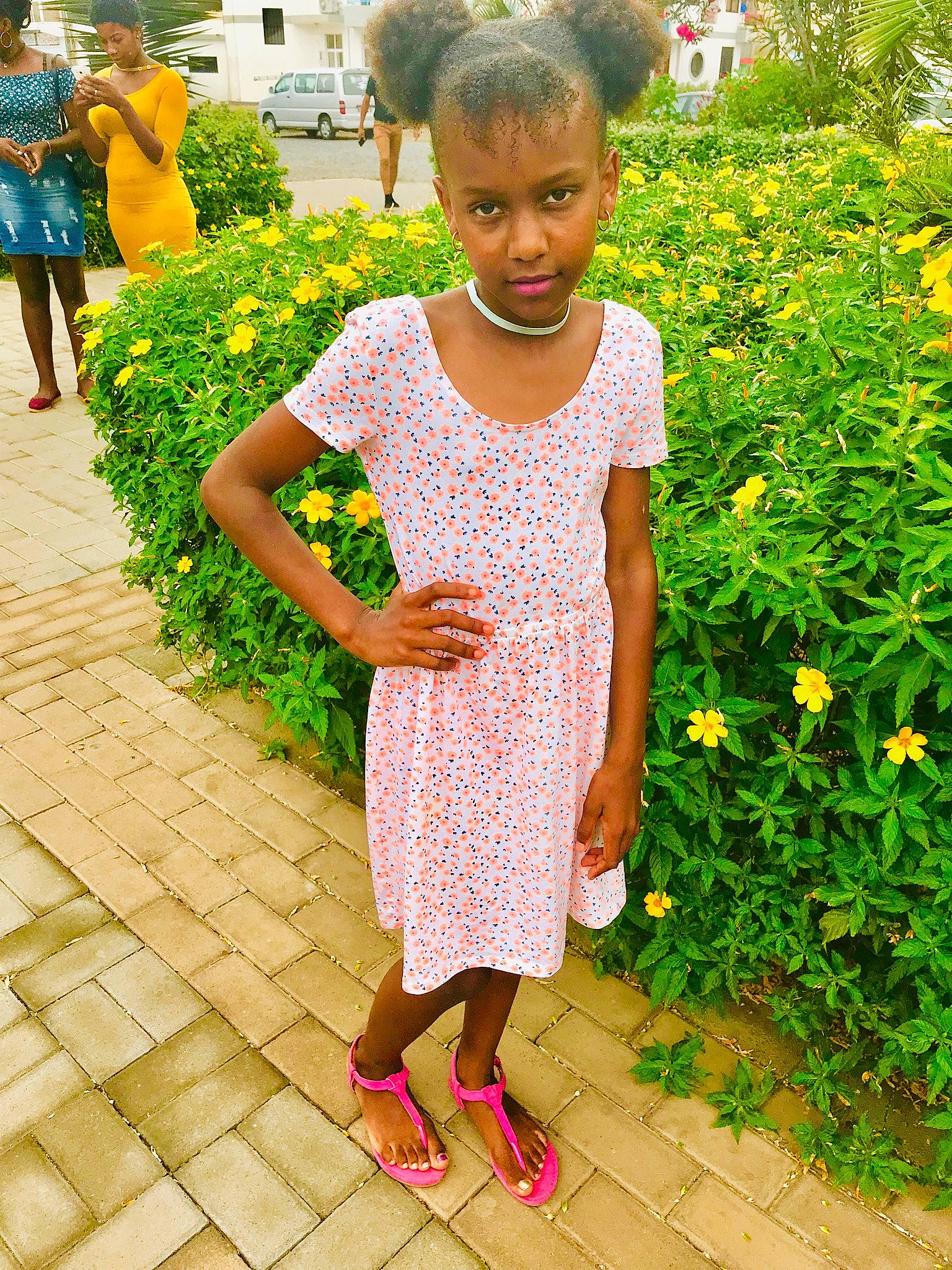 Jessica a rejoint le concours — aidez-le/la à gagner de superbes lots ! child, clothing, dress, flower, footwear, grass, pattern, person, plant, shoe, snapshot, spring, summer, toddler, yellow