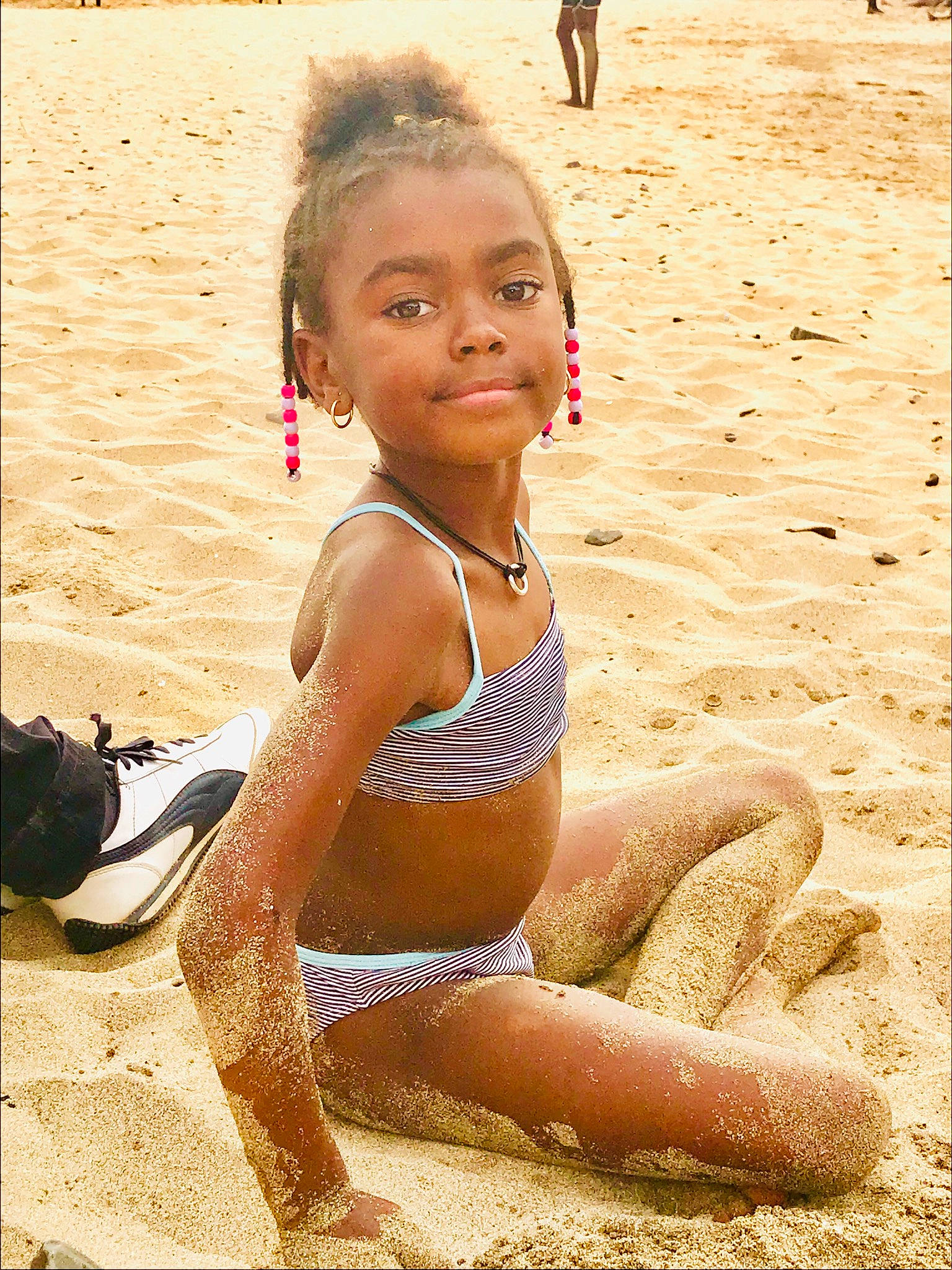 Jenifer participe au concours pour gagner de l'argent avec cette photo : beach, beauty, bikini, child, fun, happy, leisure, maillot, person, photography, play, sand, sea, sitting, summer, sun_tanning, swimwear, undergarment, vacation