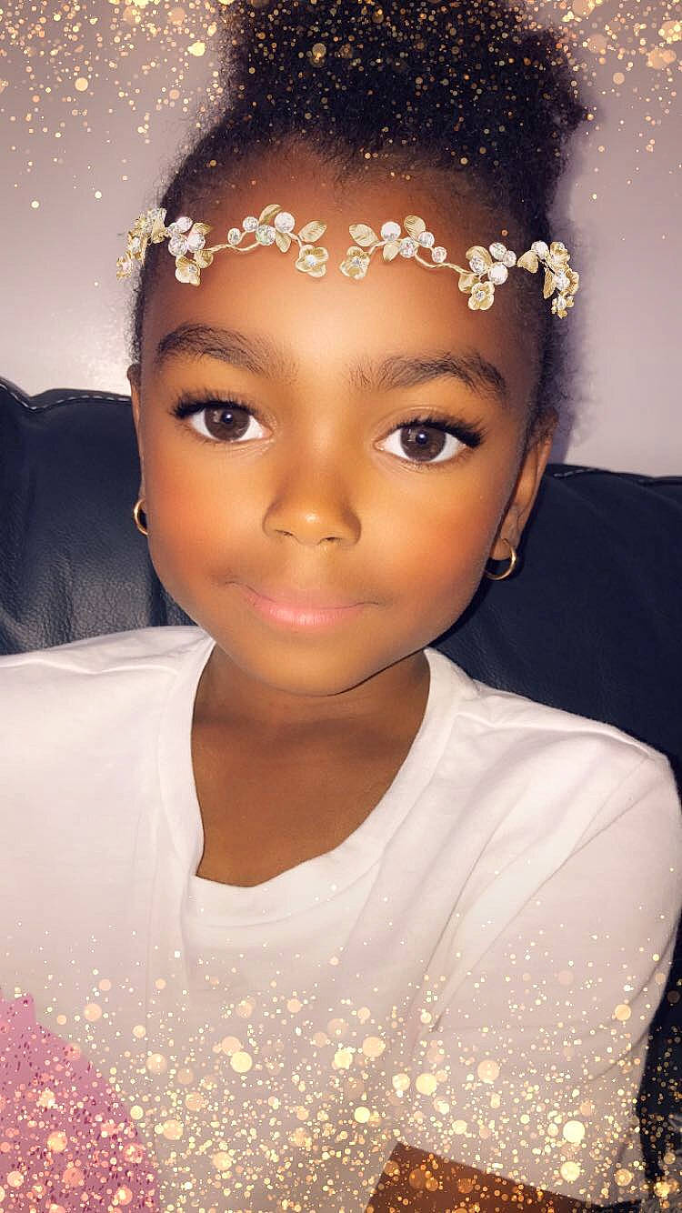 Jenifer a rejoint le concours — aidez-le/la à gagner de superbes lots ! beauty, black_hair, child, eyebrow, eyelash, face, fashion_accessory, forehead, hair, hair_accessory, hairstyle, head, headband, headgear, headpiece, lip, person, skin