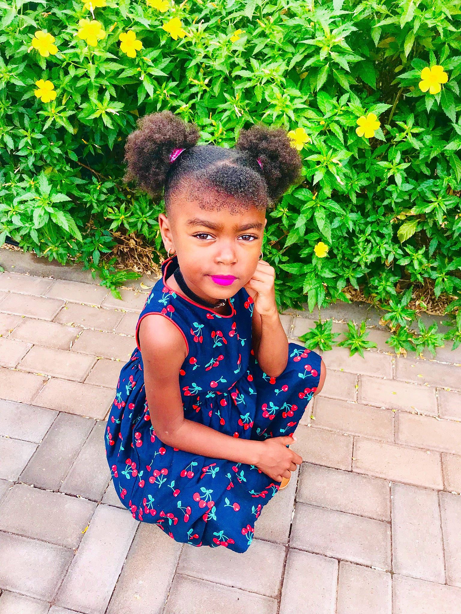 Jenifer a rejoint le concours — aidez-le/la à gagner de superbes lots ! child, child_model, dress, flower, hairstyle, leisure, pattern, person, photography, plant, play, sitting, smile, spring, summer, toddler