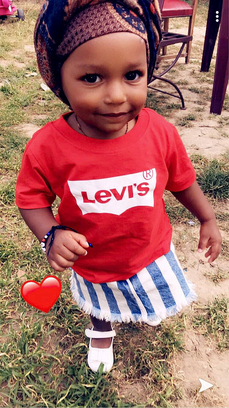 Emily a rejoint le concours — aidez-le/la à gagner de superbes lots ! baby, baby_toddler_clothing, child, child_model, clothing, cool, happy, headband, headgear, headwear, joy, person, play, sleeve, smile, t_shirt, toddler