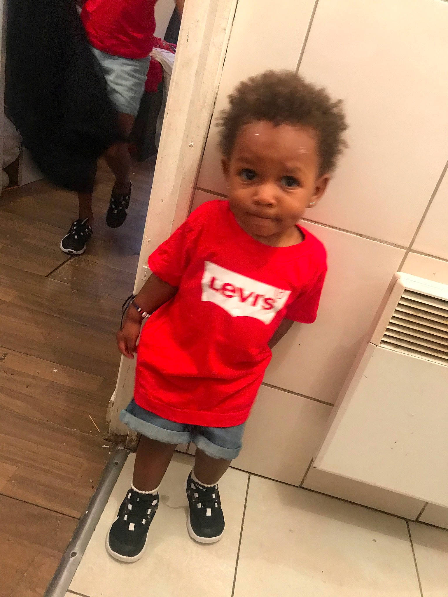 Emily participe au concours pour gagner de l'argent avec cette photo : child, floor, flooring, leg, person, shoe, standing, t_shirt, toddler