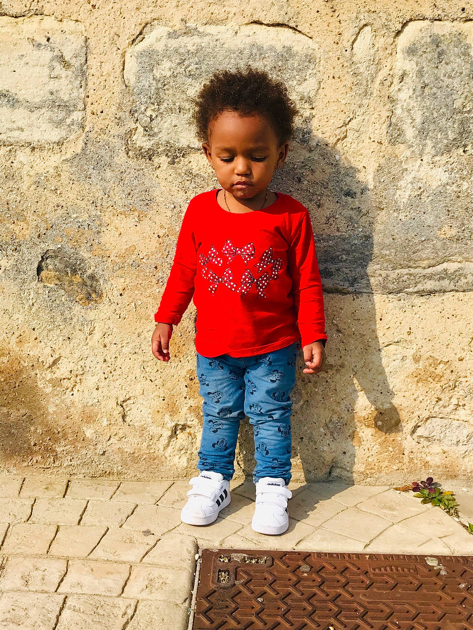 Emily a rejoint le concours — aidez-le/la à gagner de superbes lots ! cheek, child, child_model, cobblestone, cool, denim, fun, happy, jeans, outerwear, people, person, play, red, sleeve, smile, standing, t_shirt, toddler, vacation