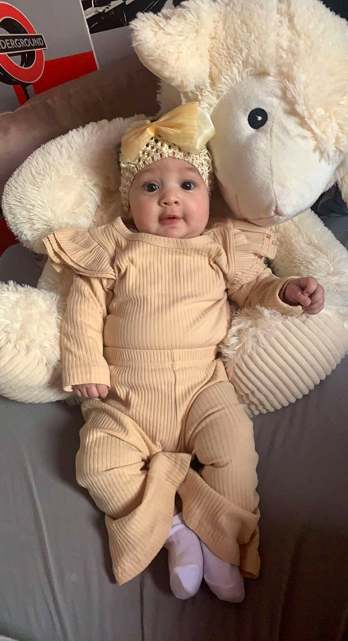 Shaïna a rejoint le concours — aidez-le/la à gagner de superbes lots ! baby, baby_sleeping, baby_toddler_clothing, cap, cheek, child, eye, fur, gesture, happy, headgear, headwear, person, plush, skin, sleeve, smile, stuffed_toy, textile, toddler