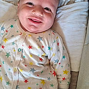 Leandro a rejoint le concours — aidez-le/la à gagner de superbes lots ! apparel, baby, blanket, child, comfort, cozy, cushion, cute, face, hand, happy, indoor, infant, lying_down, newborn, onesie, pattern, smile, soft, stars