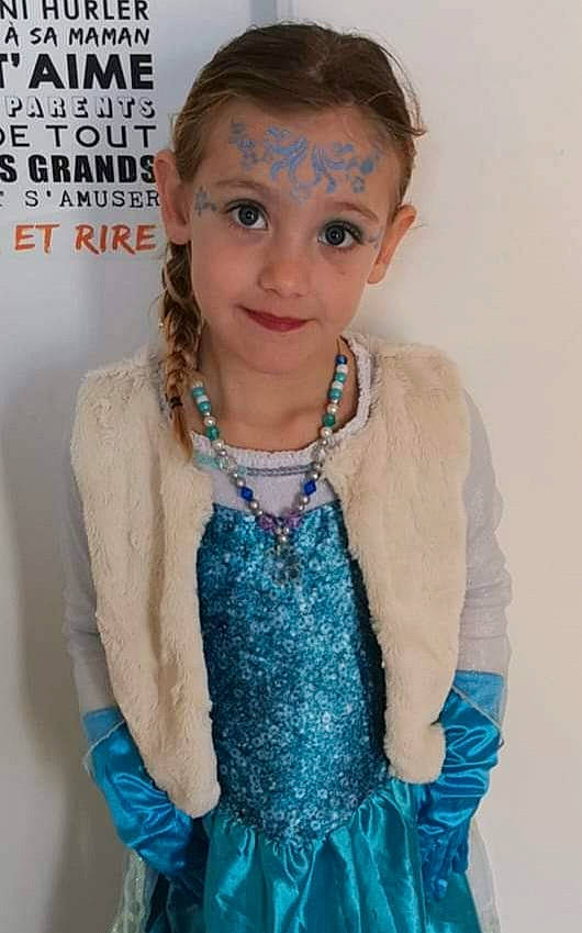 Fanny participe au concours pour gagner de l'argent avec cette photo : azure, baby_toddler_clothing, cheek, chin, clothing, electric_blue, eyebrow, eyelash, fashion, fashion_design, gesture, hair, head, iris, lip, neck, outerwear, person, skin, sleeve