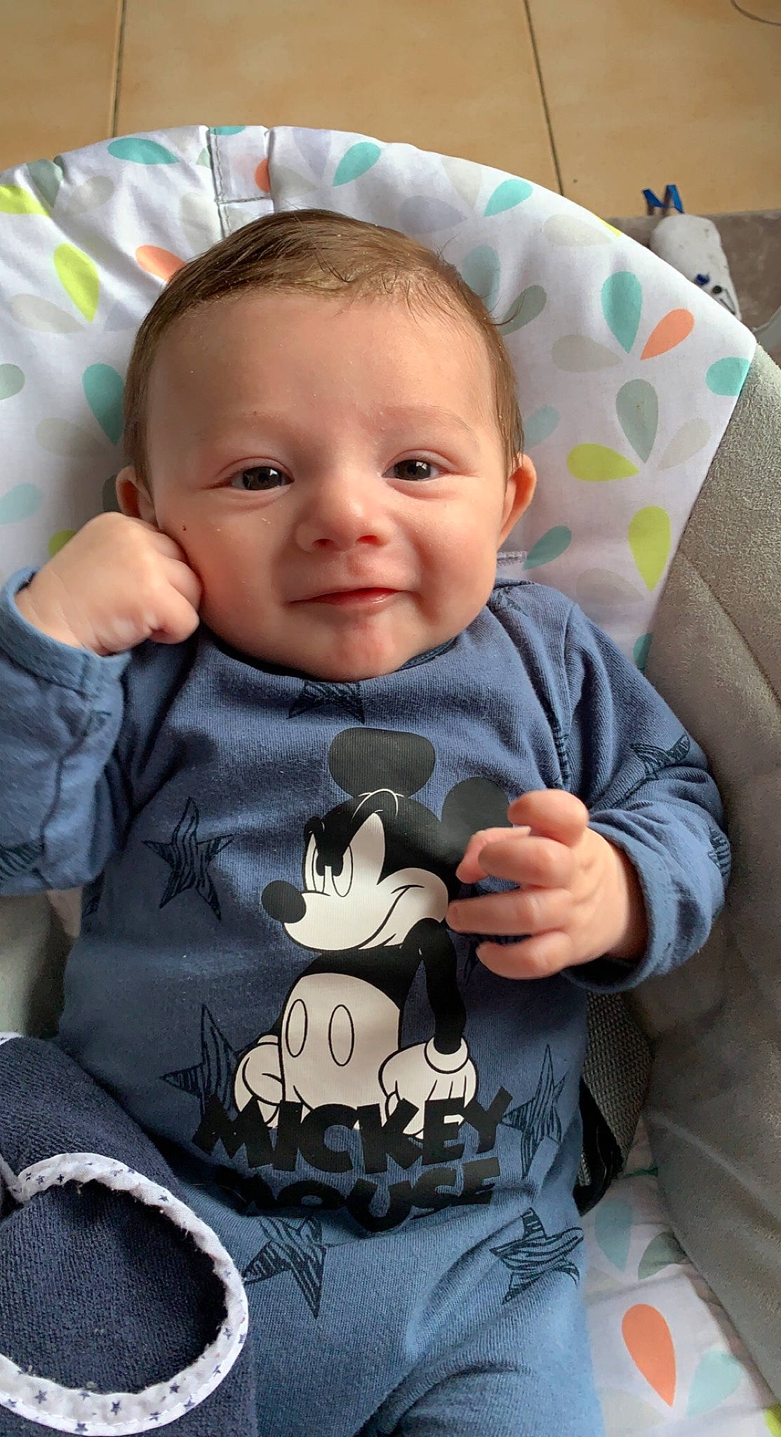 Rafaël a rejoint le concours — aidez-le/la à gagner de superbes lots ! baby, baby_toddler_clothing, cheek, comfort, eye, finger, hairstyle, happy, head, iris, mammal, nose, person, product, skin, sleeve, smile, t_shirt, textile, toddler