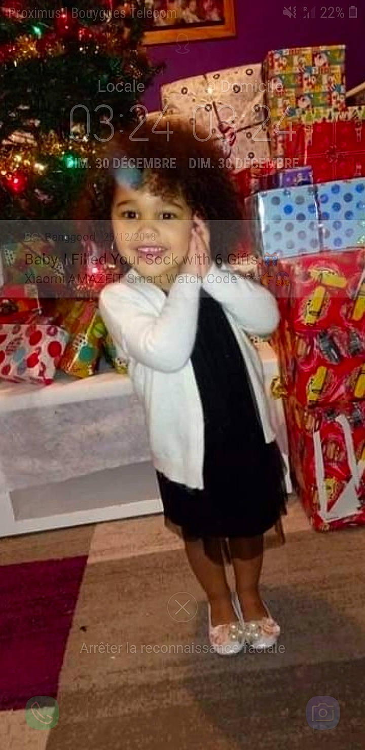 Lamia participe au concours pour gagner de l'argent avec cette photo : child, child_model, christmas, christmas_decoration, christmas_eve, christmas_tree, event, footwear, holiday, joy, outerwear, person, shoe, smile, standing, toddler