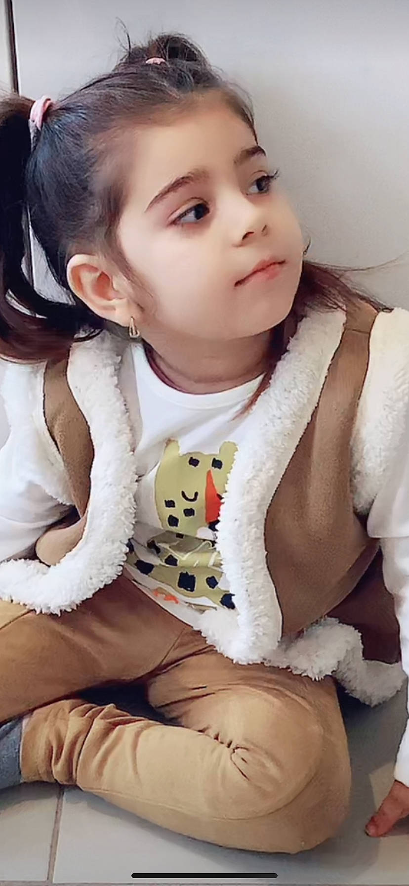 Rumyana a rejoint le concours — aidez-le/la à gagner de superbes lots ! baby_toddler_clothing, bow_tie, brown_hair, collar, comfort, dress, eye, eyelash, fur_clothing, happy, head, lip, nose, outerwear, person, pink, skin, sleeve, textile, toddler