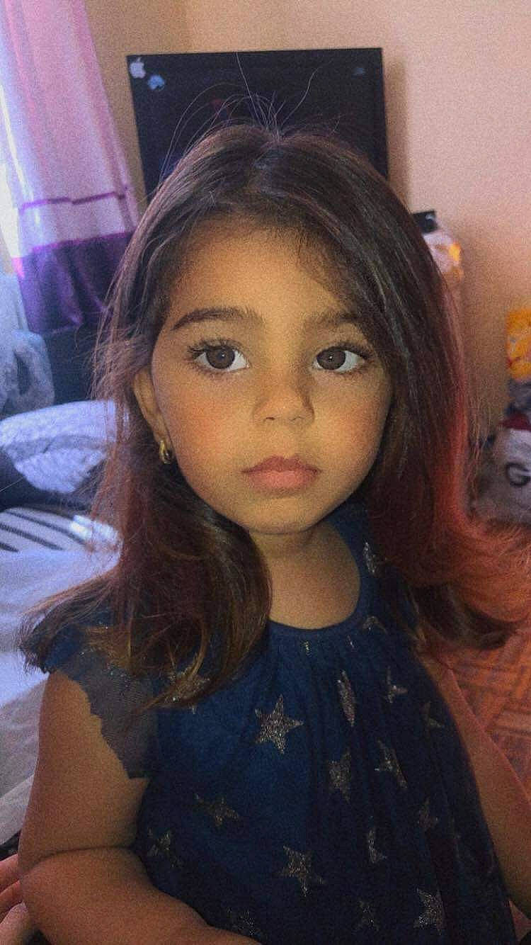 Rumyana participe au concours pour gagner de l'argent avec cette photo : cheek, chin, ear, eye, eyebrow, eyelash, forehead, hair, head, human, human_body, jaw, lip, mouth, neck, nose, person, purple, shoulder, skin