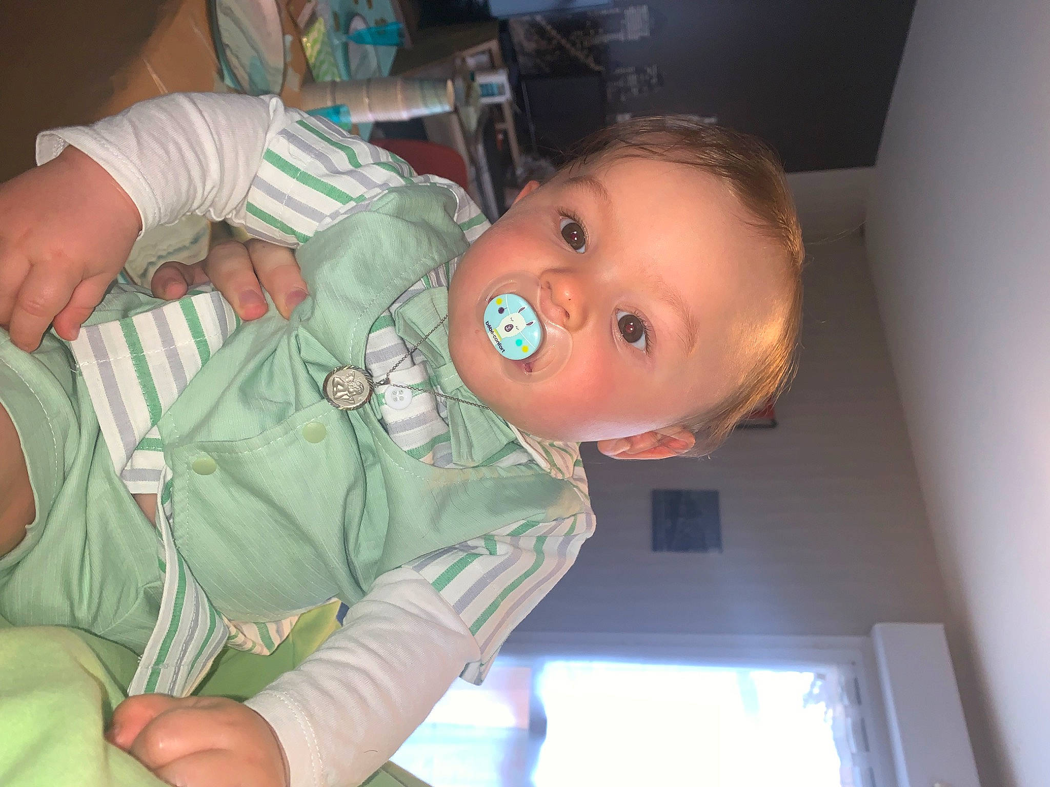 Owen a rejoint le concours — aidez-le/la à gagner de superbes lots ! arm, baby, baby_toddler_clothing, cheek, child, comfort, ear, elbow, finger, gesture, human_body, mammal, mouth, nose, person, sitting, sleeve, smile, thumb, toddler