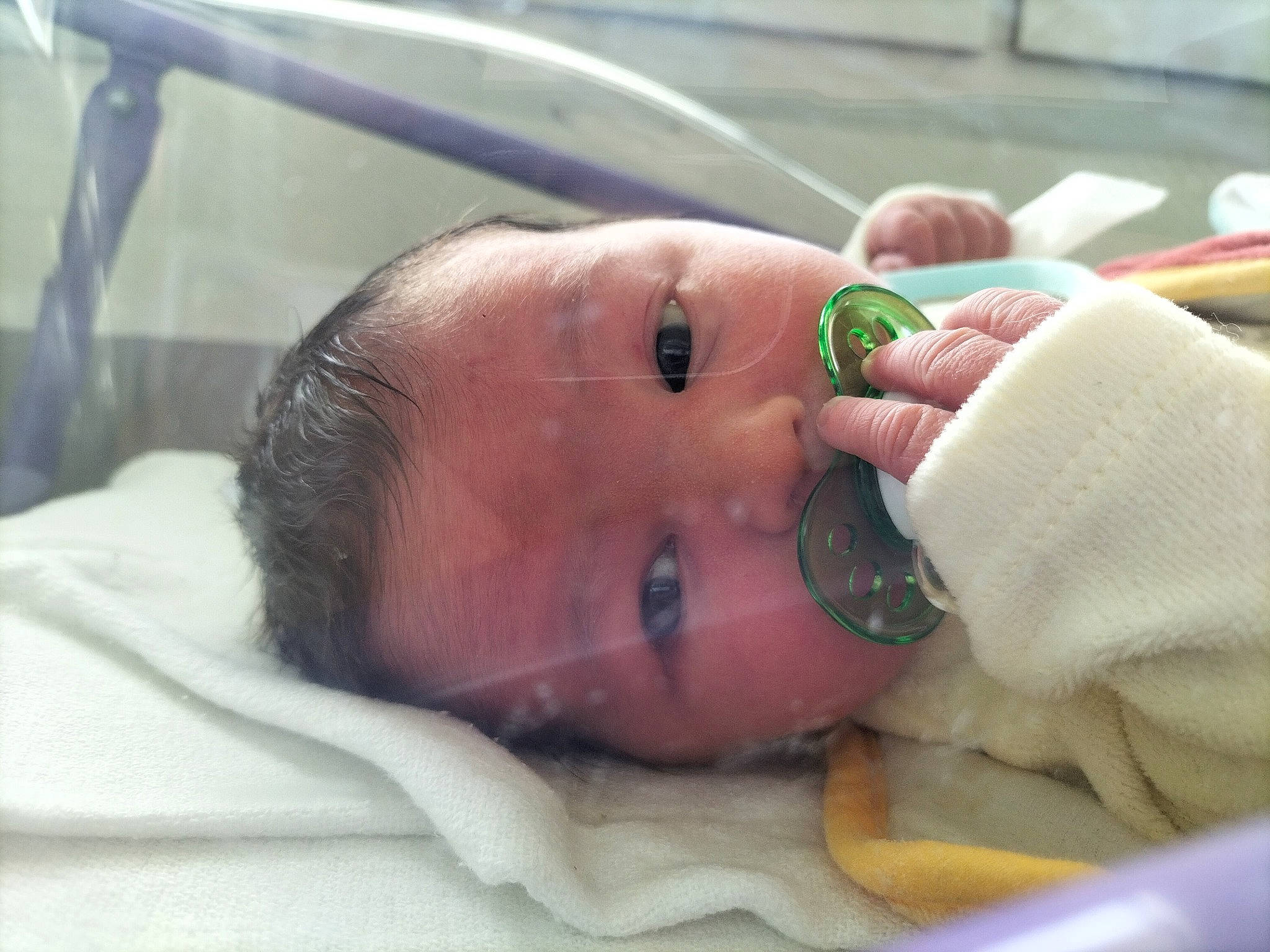 Owen a rejoint le concours — aidez-le/la à gagner de superbes lots ! baby, baby_products, baby_safety, baby_sleeping, baby_toddler_clothing, cheek, child, comfort, drinkware, ear, eyelash, facial_expression, linens, lip, mouth, nail, nose, person, skin, thumb