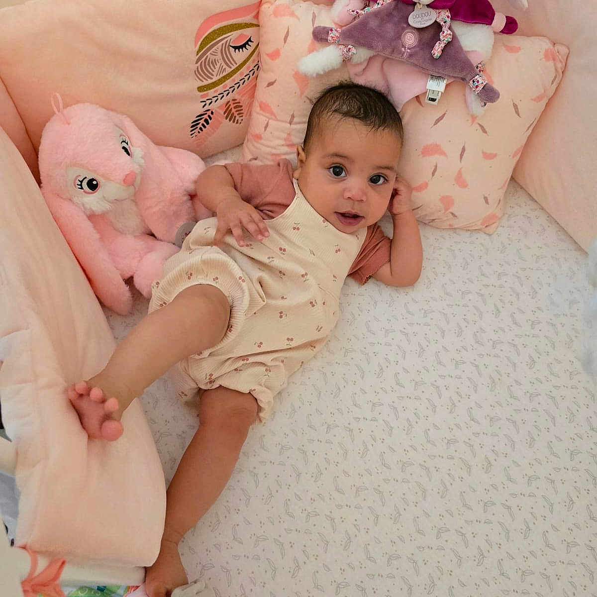 Khaleesi a rejoint le concours — aidez-le/la à gagner de superbes lots ! baby, bedroom, blanket, bunny, child, clothing, crib, cute, foot, hand, indoor, infant, looking_at_camera, patterned_sheet, pillow, pink, plush_toy, relaxing, soft_toys, young_child