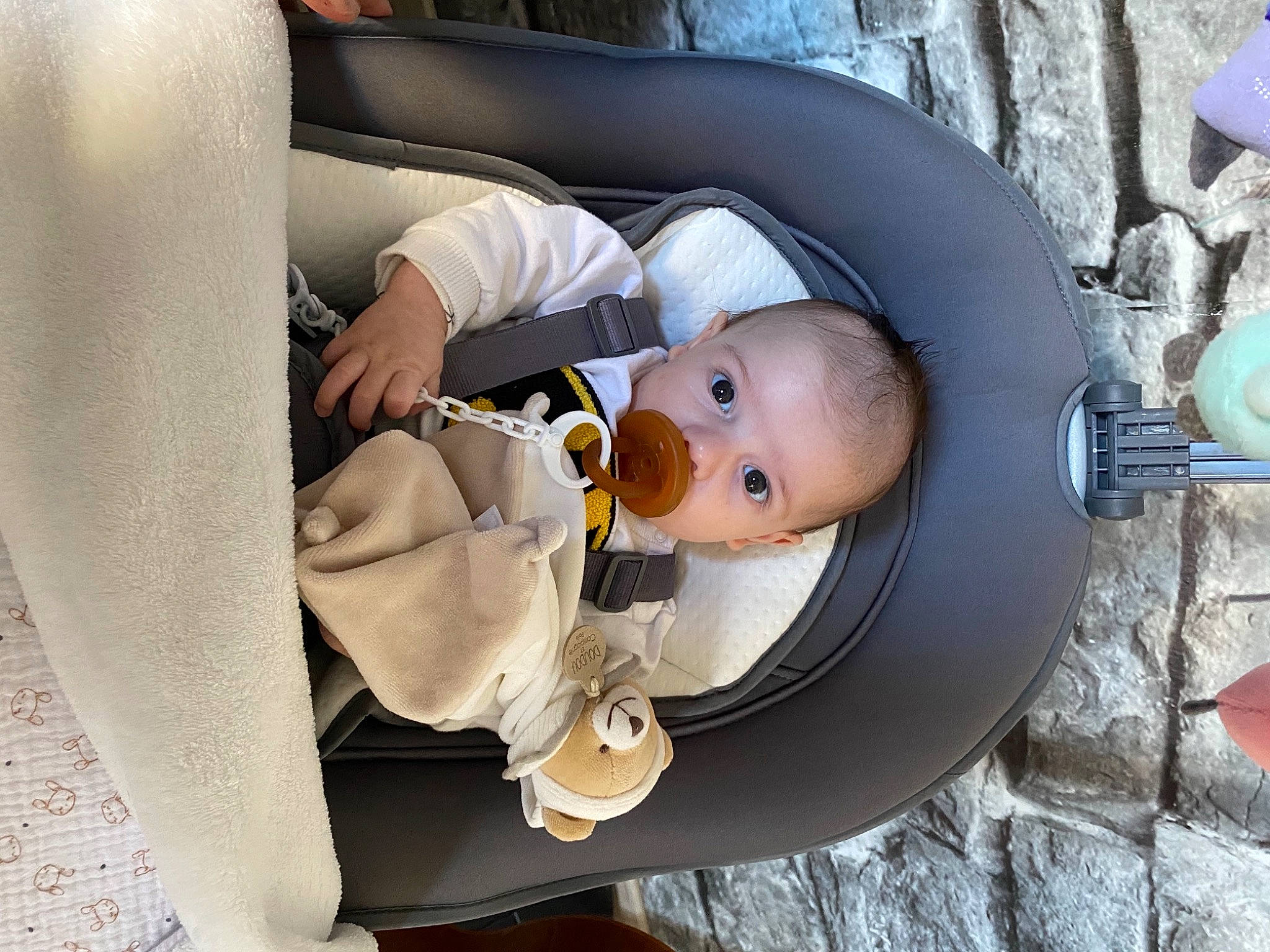 Andria participe au concours pour gagner de l'argent avec cette photo : baby, baby_in_car_seat, baby_products, baby_safety, baby_toddler_clothing, car_seat, car_seat_cover, comfort, head_restraint, person, toddler
