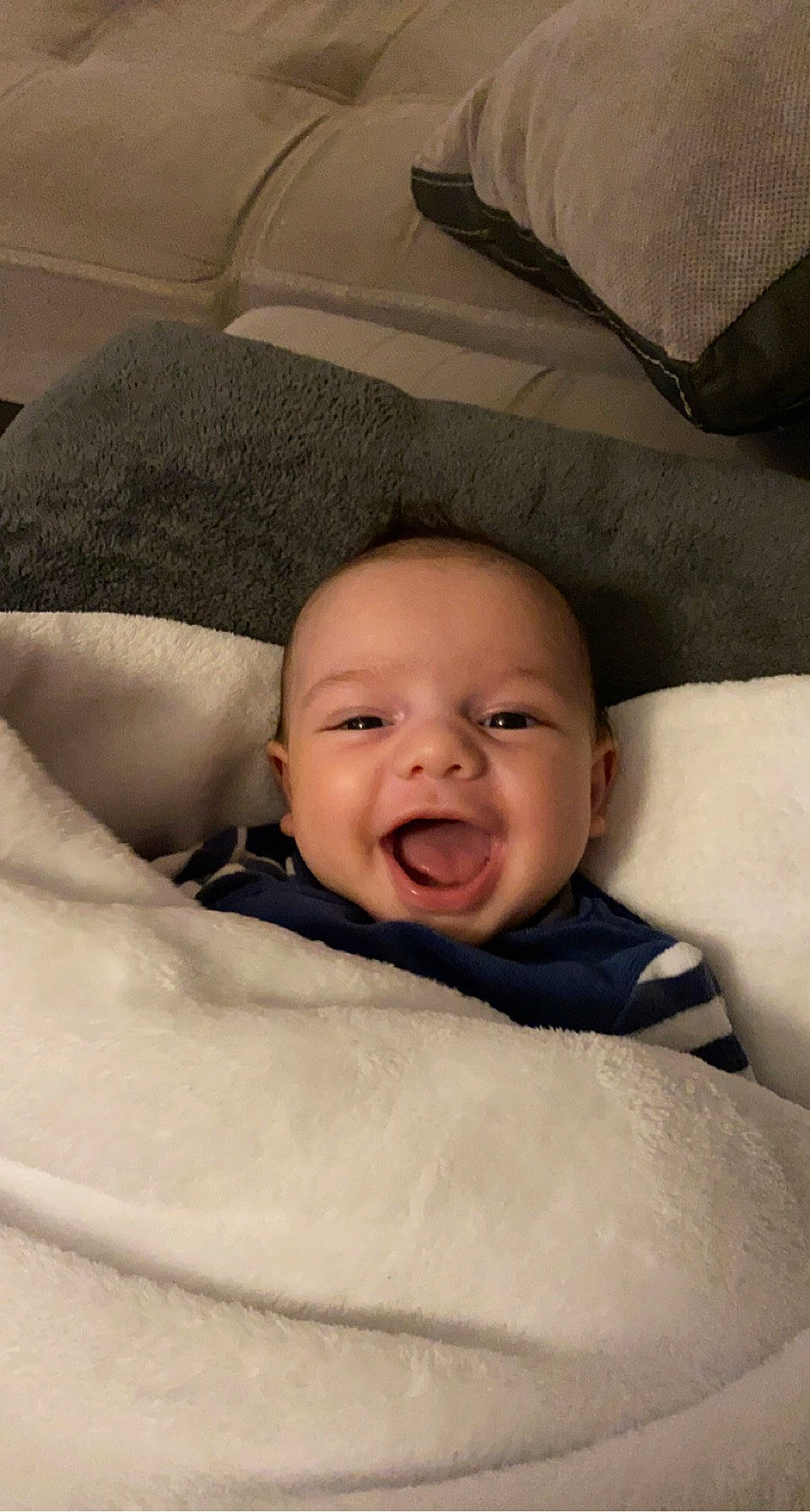 Andria a rejoint le concours — aidez-le/la à gagner de superbes lots ! baby, bedtime, car_seat, cheek, child, comfort, eyebrow, facial_expression, forehead, iris, laugh, person, sleep, toddler, tongue, tooth